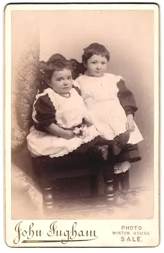 Fotografie John Jugham, Winton, Zwei kleine Mädchen in Kleidern