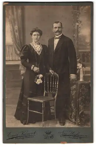 Fotografie Emil Kunert, Neu Weissensee, König-Chaussee 33, Bürgerliches Paar an einem Stuhl