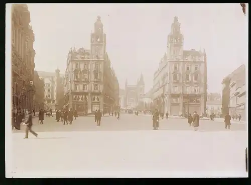 Fotografie Brück & Sohn Meissen, Ansicht Budapest, Schlangenplatz mit Ladengeschäften & Passanten