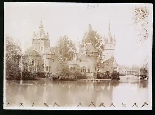 Fotografie Brück & Sohn Meissen, Ansicht Budapest, Burg mit Teich im Stadtwäldchen