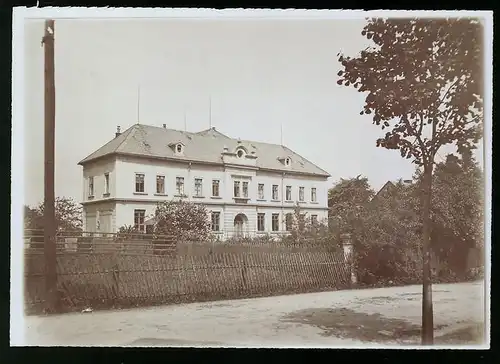 Fotografie Brück & Sohn Meissen, Ansicht Burkersdorf i. Erzg., Schule, Schulhaus
