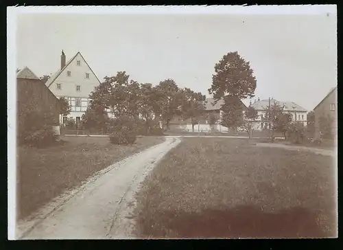 Fotografie Brück & Sohn Meissen, Ansicht Burkersdorf i. Erzg., Strassenansicht im Ort