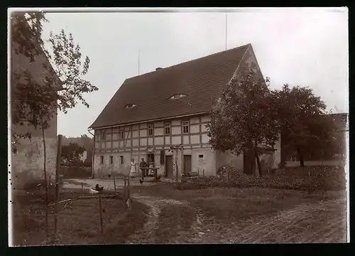 Fotografie Brück & Sohn Meissen, Ansicht Seeligstadt, Gasthof mit Personal am Eingang