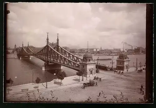 Fotografie Brück & Sohn Meissen, Ansicht Budapest, Strassenbahn an der Franz-Josefs-Brücke