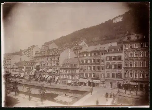 Fotografie Brück & Sohn Meissen, Ansicht Karlsbad, Kreuzgasse mit Ladengeschäften