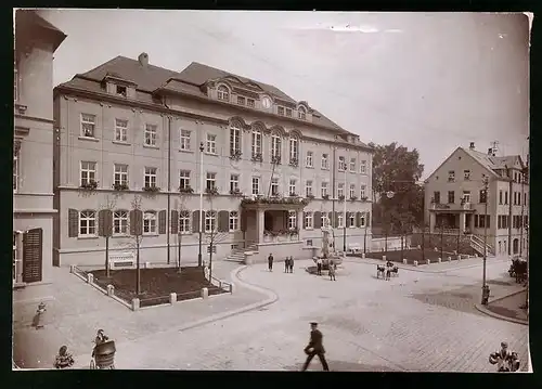 Fotografie Brück & Sohn Meissen, Ansicht Hartha, Rathaus mit Vorplatz & Brunnen