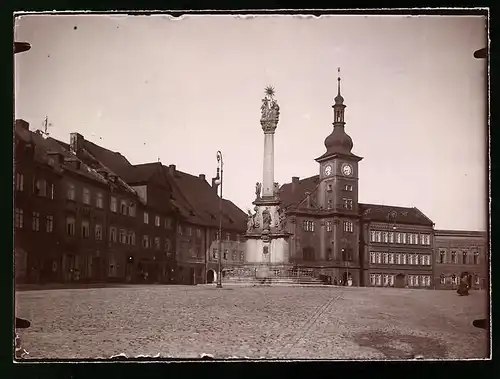 Fotografie Brück & Sohn Meissen, Ansicht Elbogen, Marktplatz mit Denkmal, Rathaus mit Uhrenturm