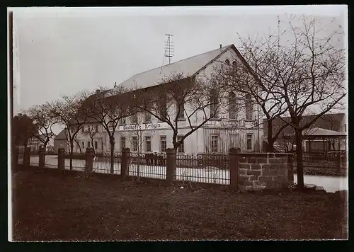 Fotografie Brück & Sohn Meissen, Ansicht Krögis / Bez. Dresden, Strasse am Gasthaus