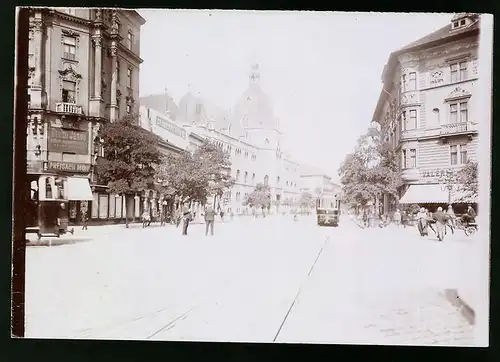 Fotografie Brück & Sohn Meissen, Ansicht Budapest, Kunstgewerbe-Museum, Strassenbahn und Ladengeschäfte