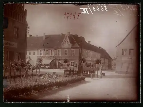 Fotografie Brück & Sohn Meissen, Ansicht Mühlberg / Elbe, Blick auf die Kirchstrasse mit dem Cafe Leithold, Denkmal