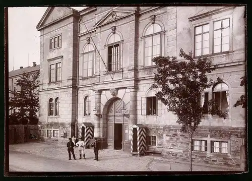 Fotografie Brück & Sohn Meissen, Ansicht Freiberg i. Sa., Soldanten in Uniform am Eingang der Jäger-Kaserne