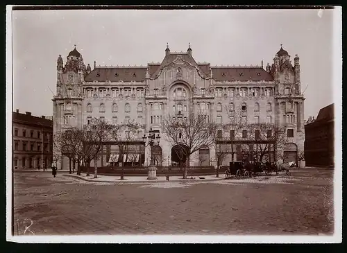 Fotografie Brück & Sohn Meissen, Ansicht Budapest, Gresham Palais mit Pferdefuhrwerk