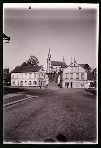 Fotografie Brück & Sohn Meissen, Ansicht Schirgiswalde, Partie am Markt mit Aufgang zur Katholischen Kirche