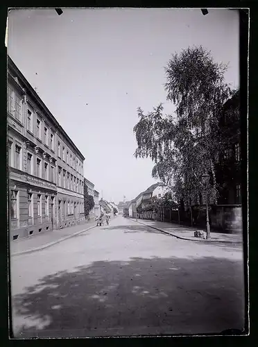 Fotografie Brück & Sohn Meissen, Ansicht Neustadt i. Sa., Blick in die Bahnhofstrasse, Buchdruckerei a. Oskar Hempel