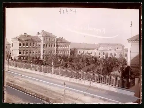 Fotografie Brück & Sohn Meissen, Ansicht Kamenz i. Sa., Strassenpartie am Garnison - Lazarett, Spiegelverkehrt