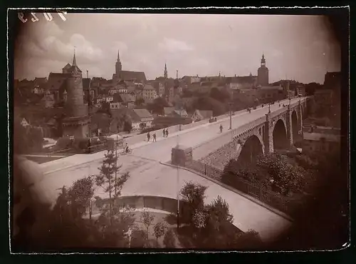 Fotografie Brück & Sohn Meissen, Ansicht Bautzen, Partie auf der Kronprinzenbrücke mit Blick zur Stadt