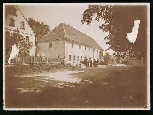 Fotografie Brück & Sohn Meissen, Ansicht Göppersdorf, Strassenpartie am Gasthof zu Göppersdorf