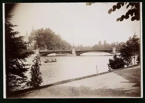 Fotografie Brück & Sohn Meissen, Ansicht Budapest, Brücke und Teich im Stadtwäldchen