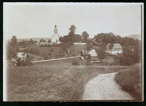 Fotografie Brück & Sohn Meissen, Ansicht Burkersdorf b. Frauenstein, Blick in den Ort mit Kirche und Wohnhäusern