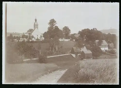 Fotografie Brück & Sohn Meissen, Ansicht Burkersdorf b. Frauenstein, Partie im Ort mit Blick zur Kirche