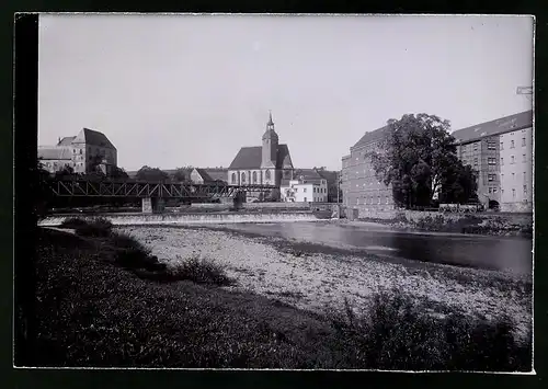 Fotografie Brück & Sohn Meissen, Ansicht Rochlitz i. Sa., Blick auf das Muldenwehr und zur St. Petri Kirche