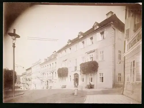 Fotografie Brück & Sohn Meissen, Ansicht Marienbad., Strassenpartie mit Goethe-Haus