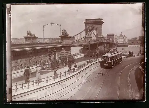 Fotografie Brück & Sohn Meissen, Ansicht Budapest, Strassenbahn an der Kettenbrücke