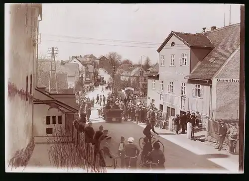 Fotografie Brück & Sohn Meissen, Ansicht Panschwitz-Kuckau, Strassenpartie am Gasthaus am Kloster, Gartenwirtschaft