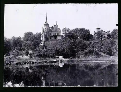 Fotografie Brück & Sohn Meissen, Ansicht Grimma i. Sa., Blick über den Teich zur Gattersburg