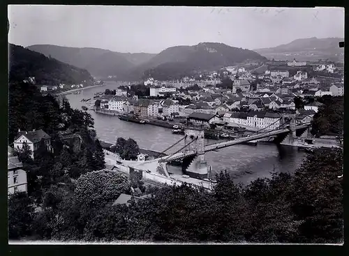 Fotografie Brück & Sohn Meissen, Ansicht Tetschen / Elbe, Blick vom Berg nach der Stadt mit Brücke