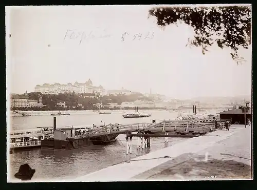 Fotografie Brück & Sohn Meissen, Ansicht Budapest, Partie am Schiffslandeplatz und Blick zur Stadt mit der Burg