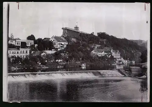 Fotografie Brück & Sohn Meissen, Ansicht Bad Kösen / Saale, Blick über da Wehr zur Bootstation und dem Gradierwerk