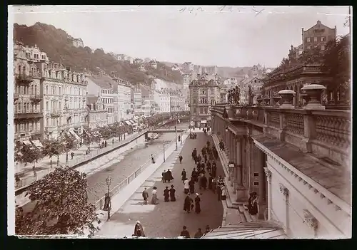 Fotografie Brück & Sohn Meissen, Ansicht Karlsbad, Blick in die Kreuzstrasse mit Mühlbrunnen - Kolonnade