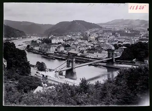 Fotografie Brück & Sohn Meissen, Ansicht Tetschen / Elbe, Blick vom Berg nach dem Ort mit Brücke