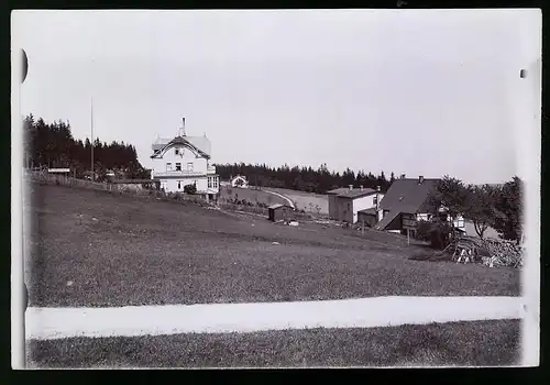 Fotografie Brück & Sohn Meissen, Ansicht Oberbärenburg i. Erzg., Blick in den Ort mit Berhotel zur Friedrichshöhe