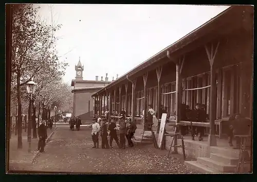 Fotografie Brück & Sohn Meissen, Ansicht Königsbrück i. Sa., an der Kantine im Alten Lager des Truppenübungsplatz