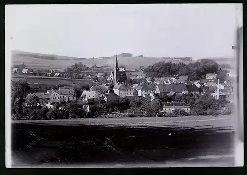 Fotografie Brück & Sohn Meissen, Ansicht Schirgiswalde i. Sa., Blick auf den Ort mit der Kirche und Wohnhäuser