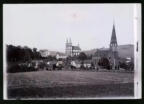 Fotografie Brück & Sohn Meissen, Ansicht Schirgiswalde i. Sa., Blick auf den Ort mit den beiden Kirchen