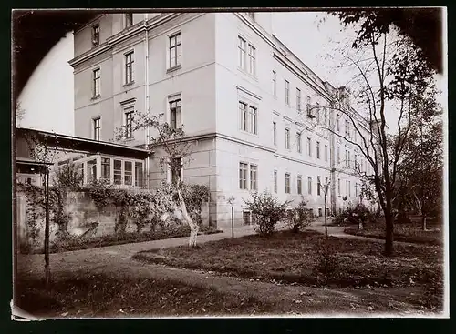 Fotografie Brück & Sohn Meissen, Ansicht Dresden, Partie am Administrationsgebäude des Garnisonslazarett