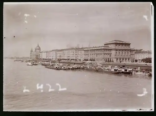 Fotografie Brück & Sohn Meissen, Ansicht Budapest, Blick auf den Rudolfs-Quai mit Lastschiffen