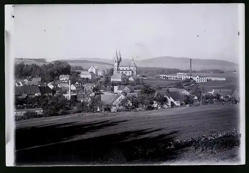 Fotografie Brück & Sohn Meissen, Ansicht Schirgiswalde i. Sa., Panoramaansicht des Ortes mit der Kirche