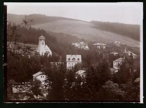 Fotografie Brück & Sohn Meissen, Ansicht Kipsdorf / Erzg., Blick auf die Villen im Ort mit Kirche