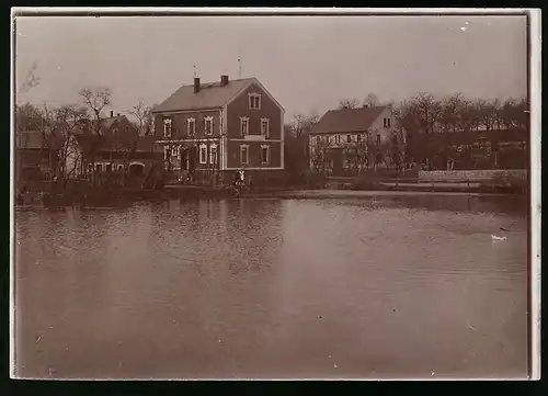 Fotografie Brück & Sohn Meissen, Ansicht Klipphausen b. Wilsdruff, Blick nach der Dorfstrasse mit Teich und Wohnhäusern