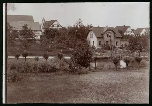 Fotografie Brück & Sohn Meissen, Ansicht Seeligstadt, Partie im Ort mit Blick zur Kirche