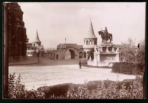 Fotografie Brück & Sohn Meissen, Ansicht Budapest, Partie am Denkmal König Stephan der Heilige