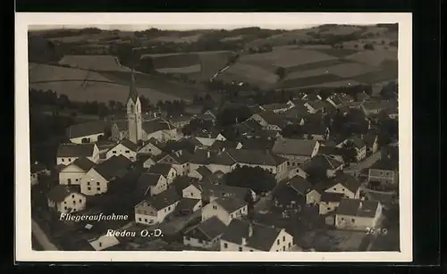 AK Riedau /O.-D., Teilansicht mit Kirche, Fliegeraufnahme