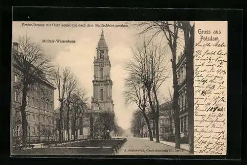 AK Potsdam, Breite-Strasse mit Garnisonkirche und Mititair-Waisenhaus nach dem Stadtschloss gesehen