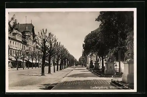 AK Ludwigsburg, Partie in der Wilhelmstrasse, mit Skulpturen