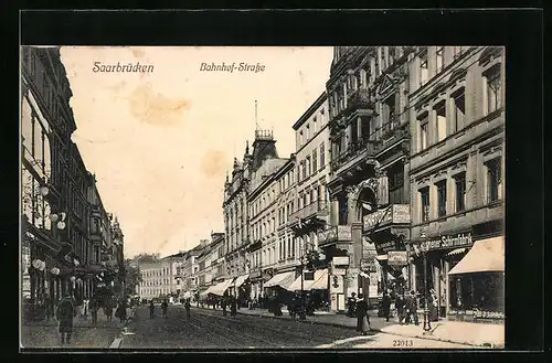 AK Saarbrücken, Partie in der Bahnhof-Strasse mit Geschäften