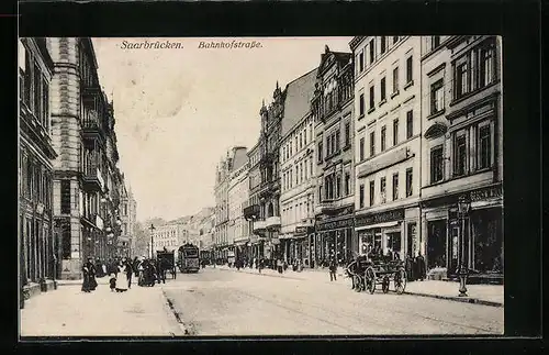 AK Saarbrücken, Partie in der Bahnhof-Strasse mit Strassenbahn und Kutschen